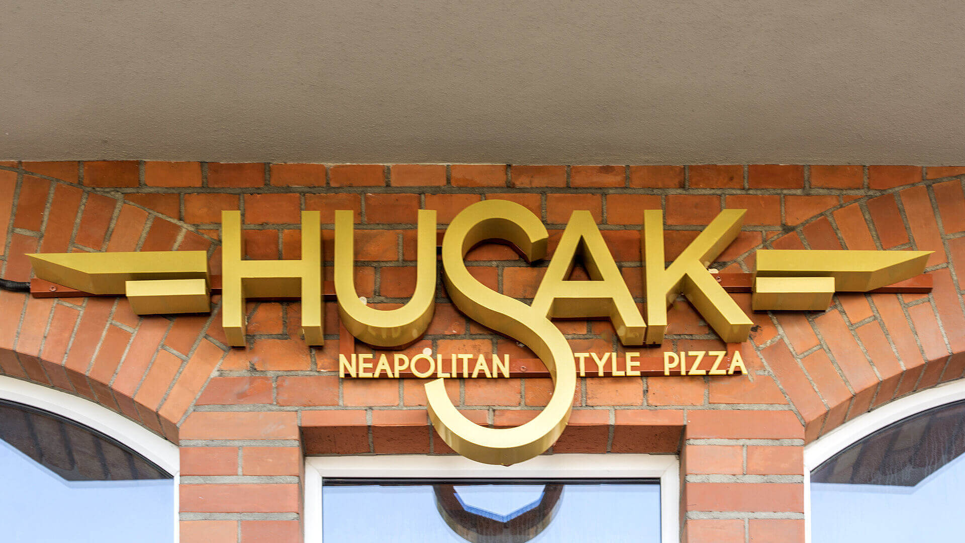 Husak Pizzeria - husak-pizzeria-zlote-buchstaben-raumbeleuchtete-fliesen-buchstaben-an-der-wand-mit-gel-über-dem-eingang-über-der-oberfläche-an-der-wand-aufgeklebt-grunwaldzka-gdansk (14)